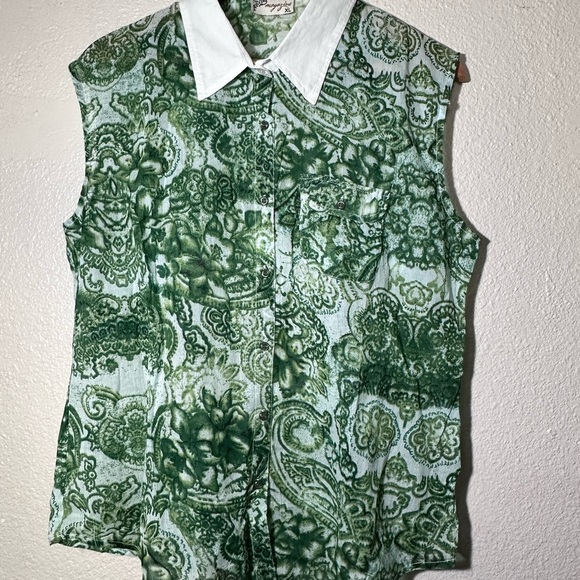 Fashion Magazine Sleeveless Green Floral Button Down Shirt
Size Xl - Picture 9 of 10